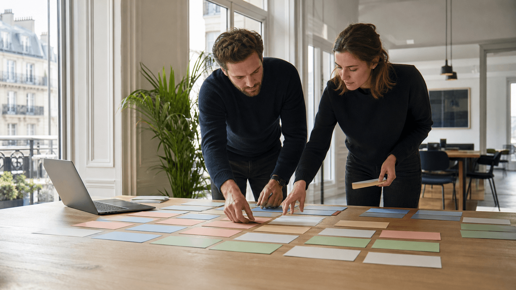 Équipe digitale préparant une migration de site avec un plan de redirections SEO