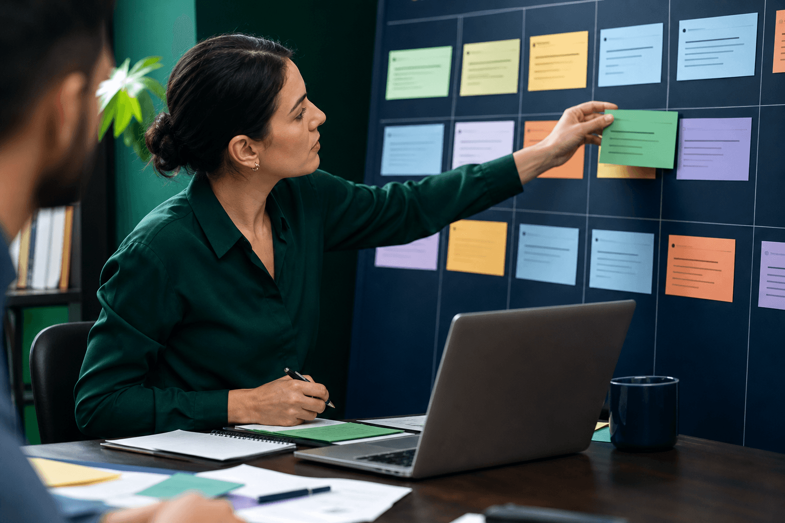 Analyste SEO examinant un tableau d'audit automatisé avec validation humaine mise en évidence, écran abstrait sans données lisibles, photo premium bleu nuit